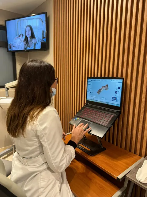 Dra. Juliana Pucciarelli realizando diseño de sonrisa digital en Bosques de las Lomas, CDMX