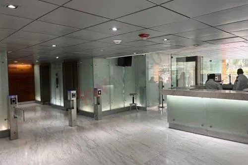 Recepción del edificio Bosque de Duraznos 65 donde se ubica Elite Clinic Dental & Medical